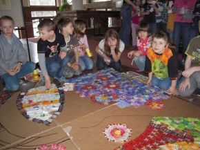 luci lepili loď, děvčata vodu (II.A).