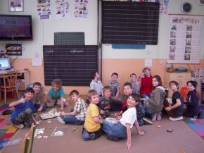 Středa 25.3. - děti z III.B  připravují sáčky k lepení, to znamená, že střihají a střihají!