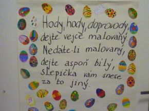 Velikonočně vyzdobené dveře.