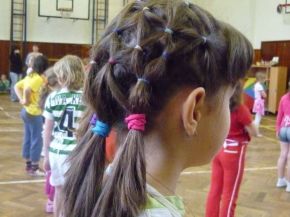 Že jsou některé maminky moc šikovné a trpělivé dokazují účesy.